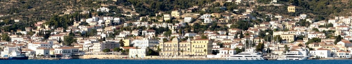 Blick auf die Küste von Spetses mit den alten Häusern.