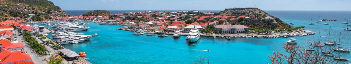 Hafen von Gustavia mit Yachten auf dem Wasser.