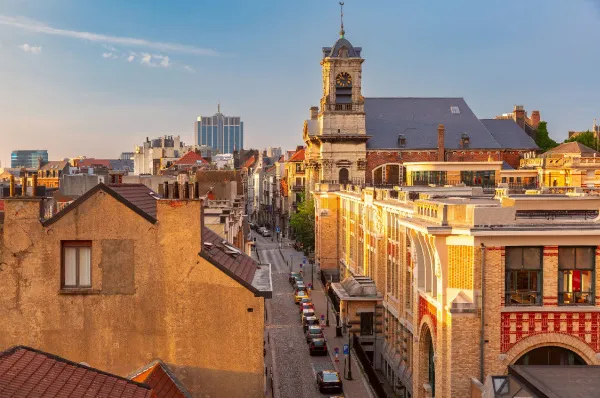 Eine Gasse in der Innenstadt Brüssel warm beleuchtet während der golden hour.