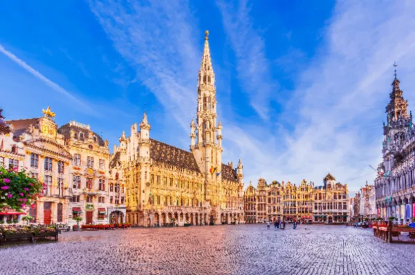 Der Grand Place in Brüssel von der Sonne beschienen und gekennzeichnet durch seine alten, gotischen Gebäude.