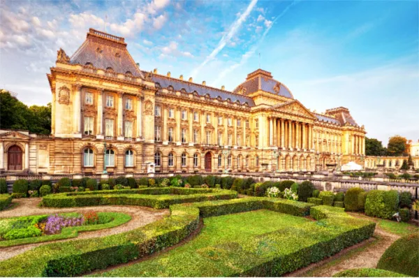 Der Palais Royal in Brüssel, Sitz des anwärtigen Königs bei Tag mit englischem Rasen im Vordergrund.