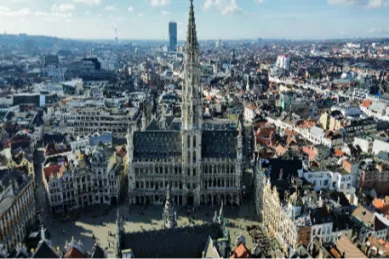 Das Zentrum von Brüssel bei Tag geprägt durch seine urbane Kulisse.