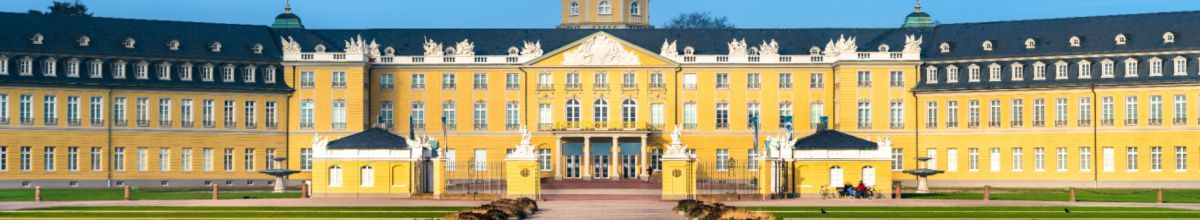 Der Vordereingang des gelben Schloss Karlsruhe am Tag.