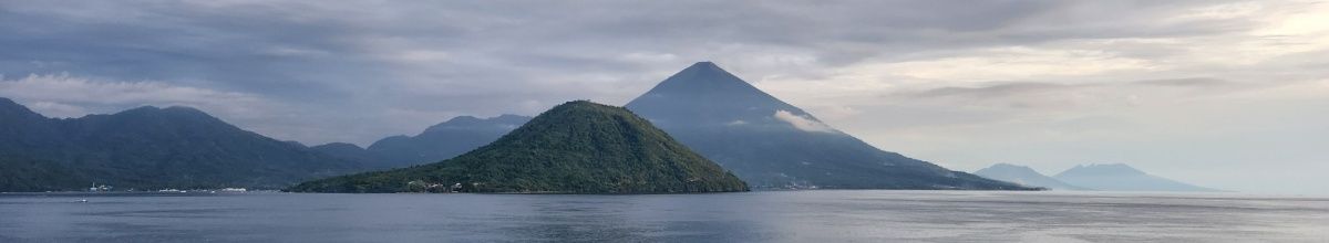 Blick auf die Küste von Ternate mit dem Vulkan im Vordergrund.