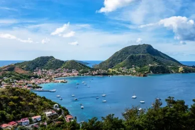 Blick auf die Insel Terre-de-Haut am Meer.