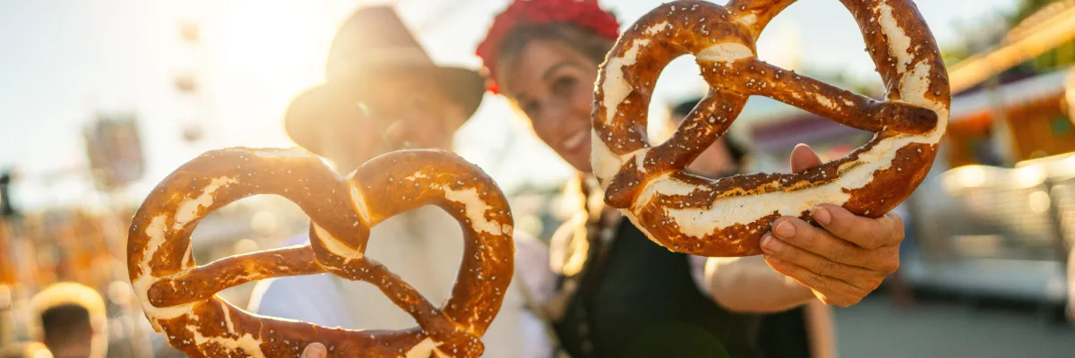 Oktoberfest mit AIDA Zwei Gäste des Oktoberfest mit Trachten und Brezn.