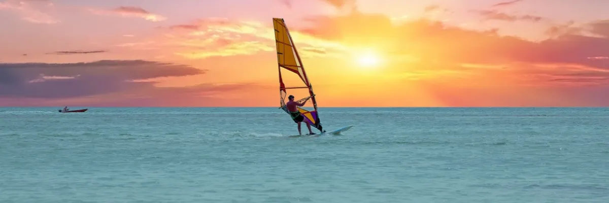 Windsurfer im Sonnenuntergang vor der Küste Arubas
