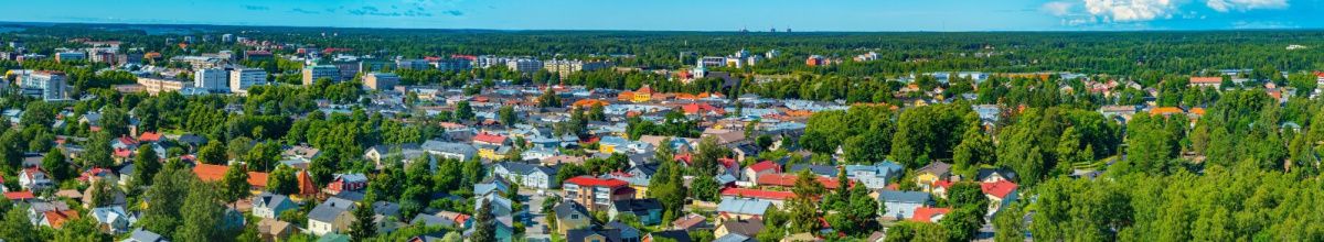 Ein Panorama der Stadt Rauma ausgezeichnet durch ihre vielen Grünflächen bei Tag.