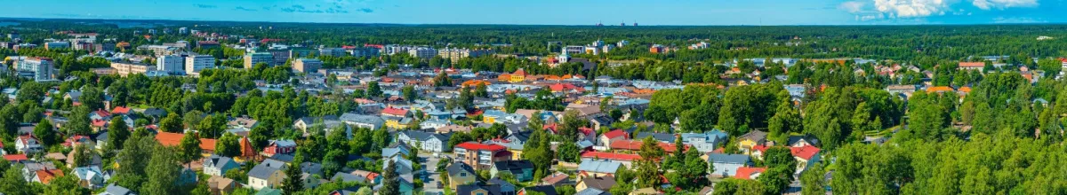 Ein Panorama der Stadt Rauma ausgezeichnet durch ihre vielen Grünflächen bei Tag.