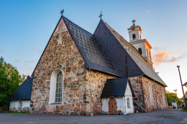 Die Heilige Kreuz Kirche Pyhän Ristin Kirkko in Rauma bei Tag.