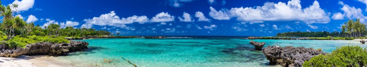 Eton Beach auf Efate mit türkisfarbenen Wasser und hellem Sandstrand.