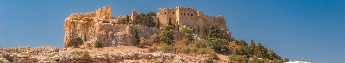 Die Akropolis, welche majestätisch über Lindos thront bei Tag.