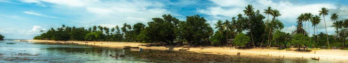 Ein wunderschöner Sandstrand auf Alotau bei Sonnenschein.