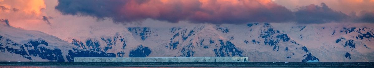 Riesige Eisberge in der Ferne bei Abendröte.