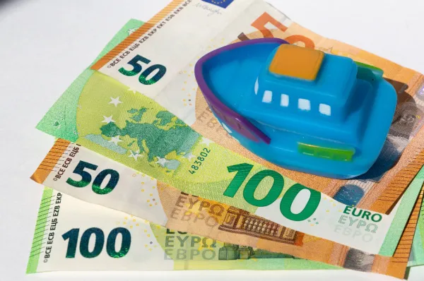 Ein kleines Gummiboot auf Hundert- und Fünfzigeuroscheinen.