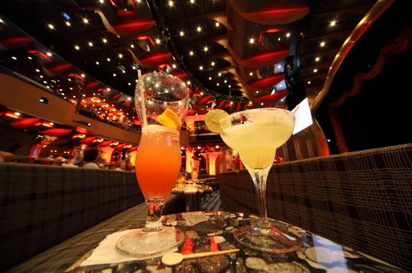 Zwei fruchtige Cocktails in einem Restaurant auf einem Kreuzfahrtschiff.