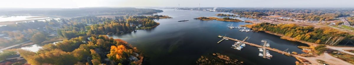 Blick auf den Hafen von Hamina von herbstlich gefärbten Bäumen umgeben.