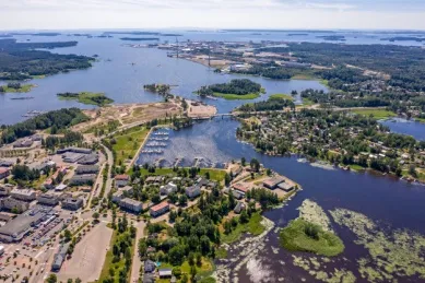 Vogelperspektive auf die Stadt Hamina und den Hafen.