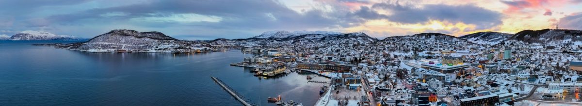 Küste von Harstad bei Sonnenuntergang.