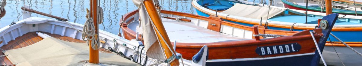 Ein Boot vor Anker im Hafen von Bandol, welches den gleichen Namen wie die Stadt trägt bei Tag.