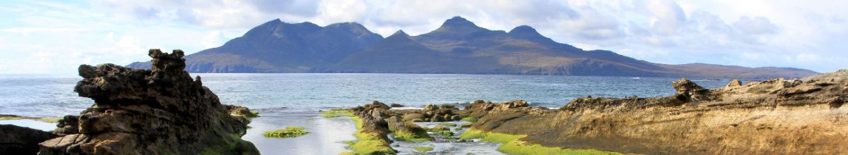 Ausblick über die Küstenlandschaft von Eigg, definiert durch ihre zerklüfteten Felsen.