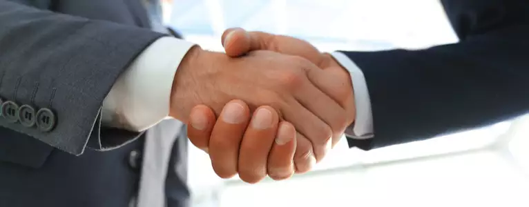 Handschlag: Auch ein gutes Verhältnis zu Mitarbeitern und Partnern gehört zur Nachhaltigkeitsstrategie von AIDA