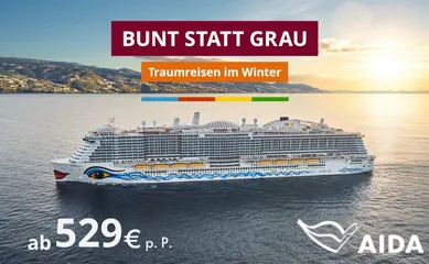 Seitenansicht von AIDAperla auf dem azurblauen Meer in der Karibik. Davor ein weißer Sandstrand mit Palmen und üppiger tropischer Vegetation.