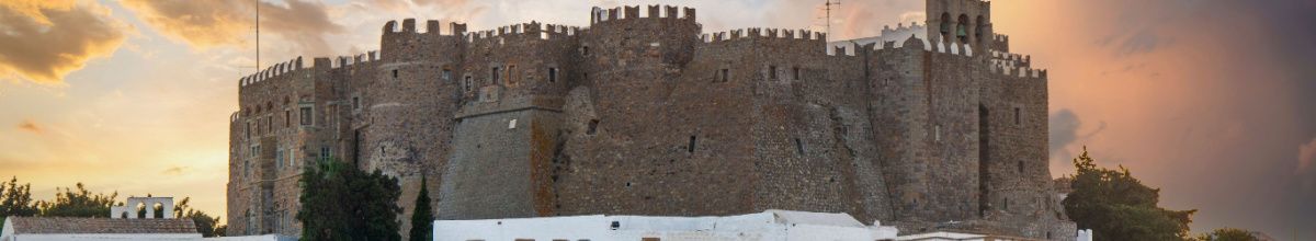 Panorama des mittelalterlichen Klosters von Chora auf Patmos bei Sonnenuntergang.