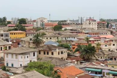Blick auf die Häuser von Tema mit verschieden-farbigen Dächern.