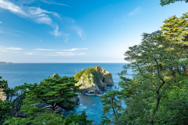 Küste von Miyako Blick auf das Meer vor Miyako mit felsiger Insel.