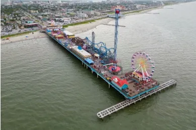 Pier mit Riesenrad und Jahrmarkt an der Küste von Galveston in Texas.
