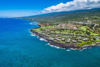 Vogelperspektive auf die grüne Küste von Kailua-Kona auf Hawaii.