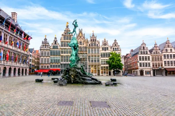 Entdecken Sie Antwerpens Innenstadt mit einzigartiger Architektur und Statuen bei sonnigem Wetter.