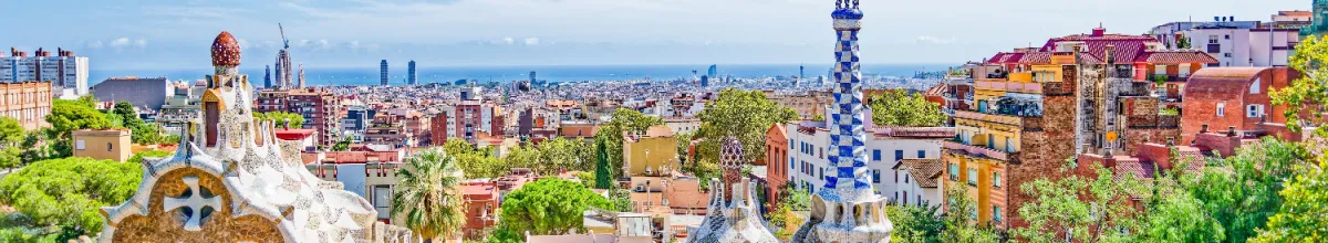 Aussicht über die Stadt Barcelona vom Gaudí-Park aus, der über der bunten Stadt liegt.