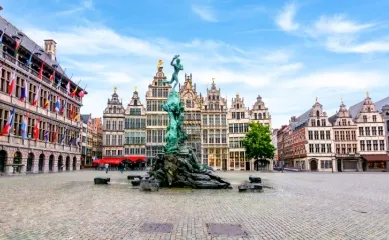 Antwerpens Innenstadt mit einzigartiger Architektur und Statue.