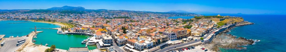 Panoramablick auf den venezianischen Hafen von Rethymnon.
