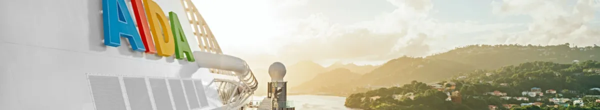 Das AIDA Logo auf AIDAprima auf dem Weg aus dem Hafen heraus.