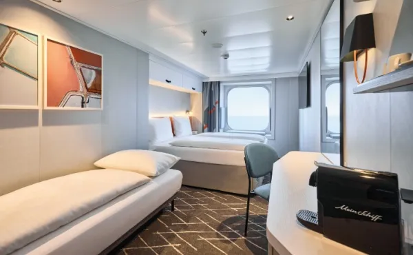 Mein Schiff Flow Außenkabine Außenkabine mit Bett unter dem Fenster an Bord der <i>Mein Schiff Flow</i>.