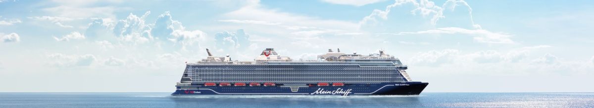 Rendering der Mein Schiff Flow in Seitenansicht auf dem Meer. Darüber ein blassblauer Himmel mit weiß-blauen Wolken.