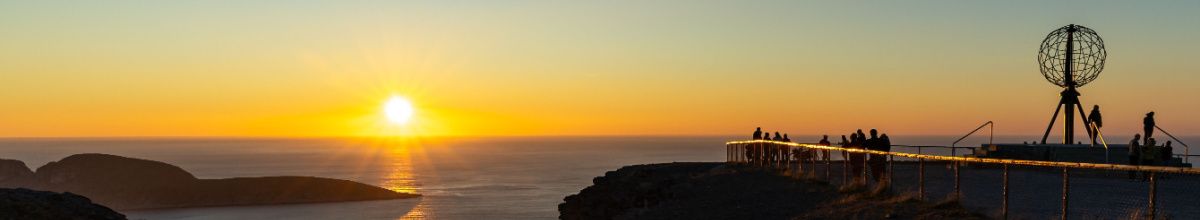 Die untergehende Sonne über dem Meer bei Nordkapp von der Aussichtsplattform aus.