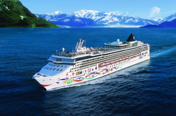 Die Norwegian Star auf dem Wasser vor Bergen und Natur in Alaska.