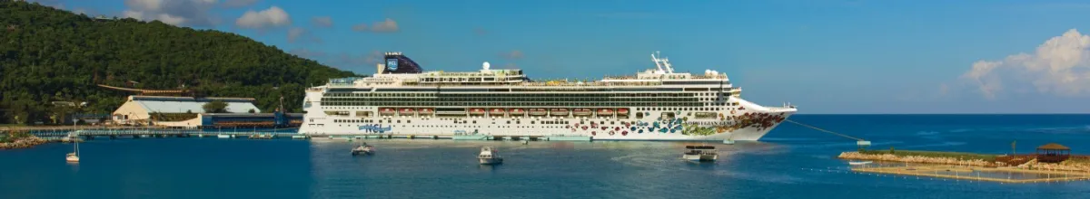 Ein Kreuzfahrtschiff liegt vor Anker im Meer vor der Stadt Ocho Rios.