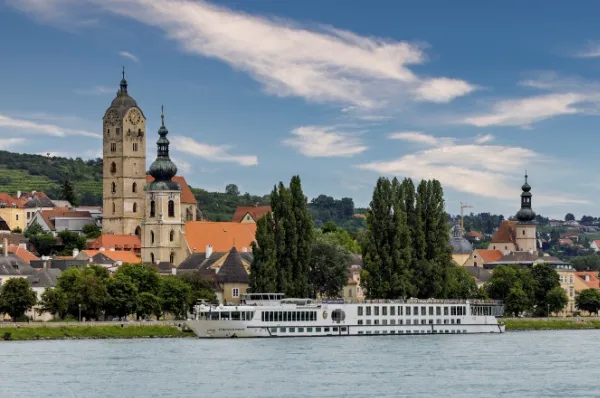 MS COMPASS EMPRESS Die MS COMPASS EMPRESS liegt vor den Ufern einer Stadt an der Donau vor Anker.