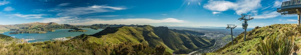 Blick von der Gondel in Christchurch auf das am Meer liegende Lyttelton.