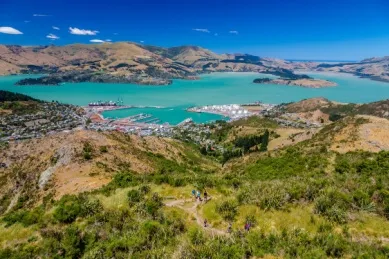 Blick auf den von Bergen umgebenen Hafen von Lyttelton.