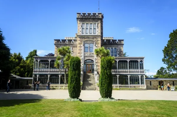Larnach Castle Frontalsicht auf das Larnach Castle mit viktorianischer Fassade.