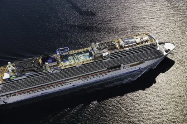 Die Norwegian Bliss auf dem Meer von oben fotografiert.