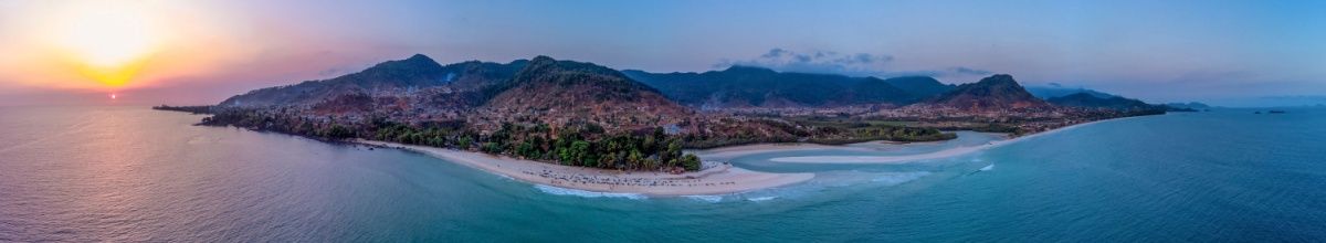 Rundumblick auf Sierra Leone und die Küste am Meer bei Sonnenuntergang.