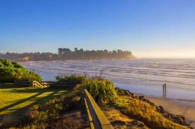 Die, von der Sonne beschienene, Caroline Bay in Timaru.