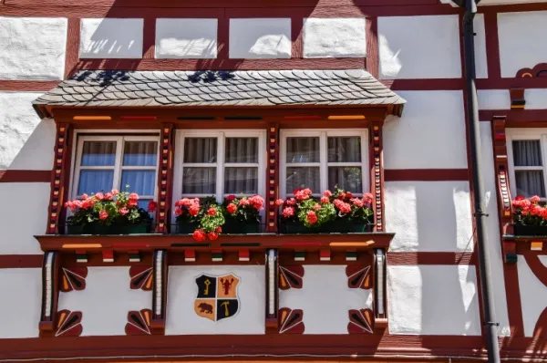 Saarburg Fachwerkhaus Fenster eines alten Fachwerkhauses mit pinken Blumen.